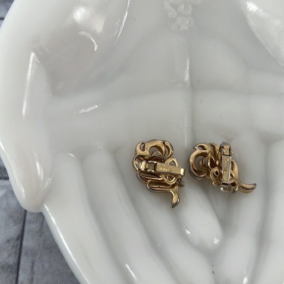 Trifari Alfred Philippe crown Clip on faux pearls, baguette crystal earrings - Picture 4 of 8